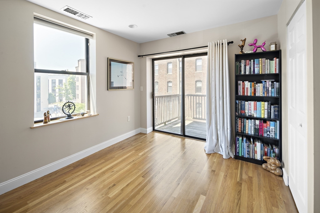 108 Gainsborough St Unit: 305 W