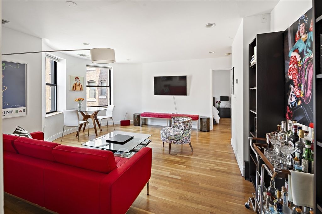 108 Gainsborough St Unit: 305 W