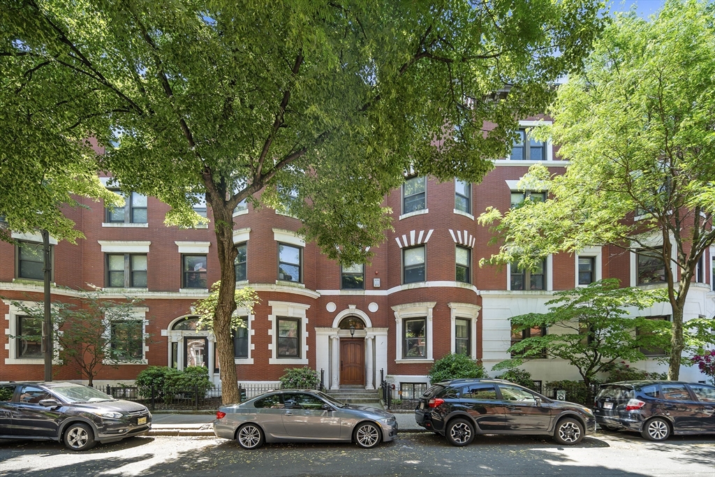 108 Gainsborough St Unit: 305 W