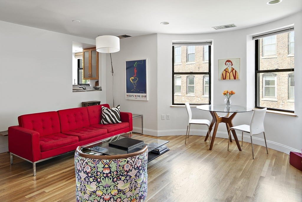 108 Gainsborough St Unit: 305 W