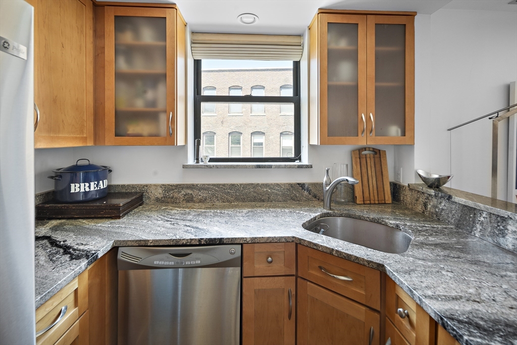 108 Gainsborough St Unit: 305 W
