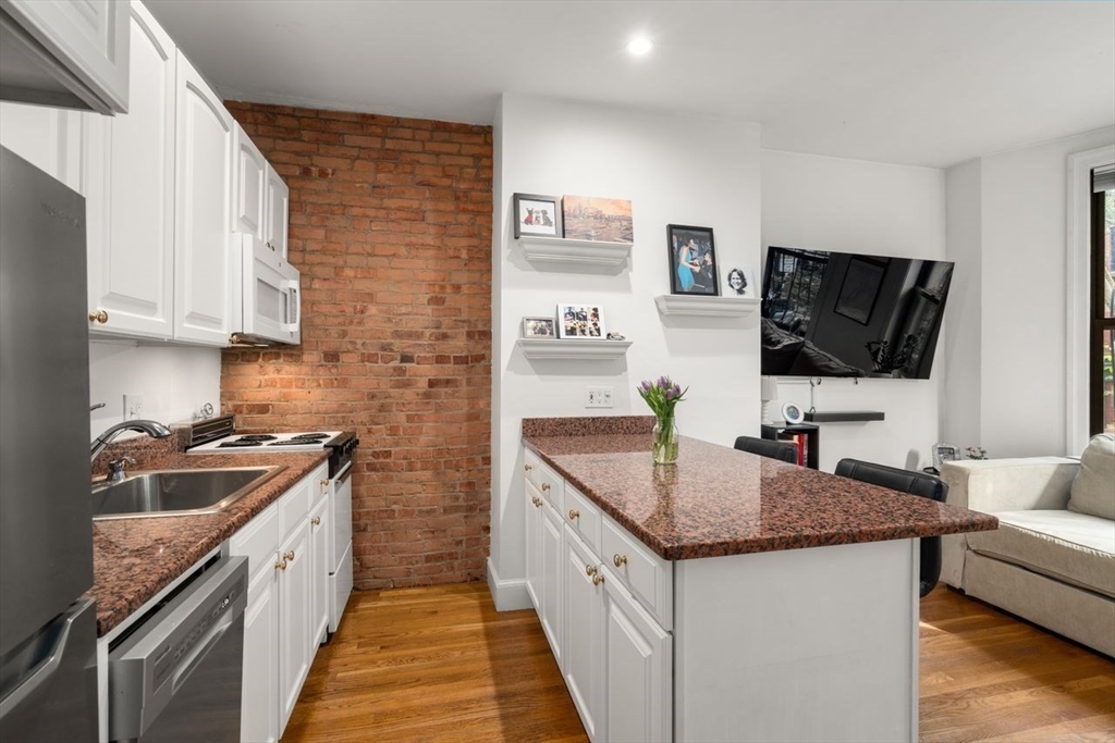 20 Concord Sq # 2