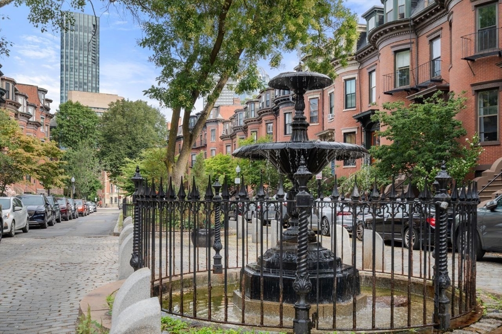 20 Concord Sq # 2