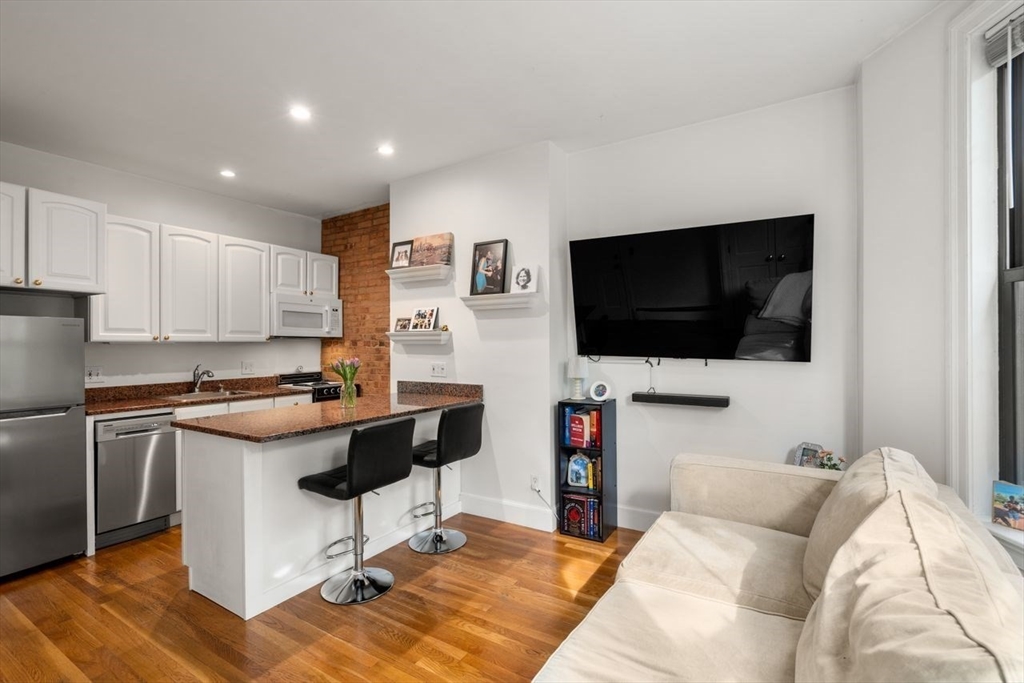 20 Concord Sq # 2