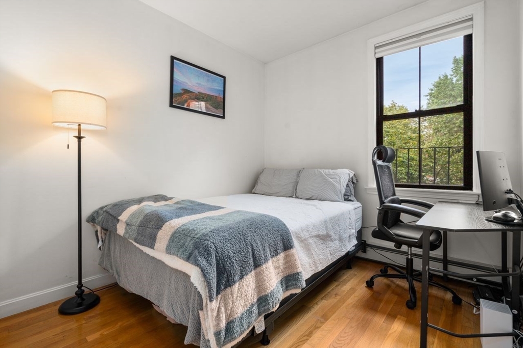 20 Concord Sq # 2