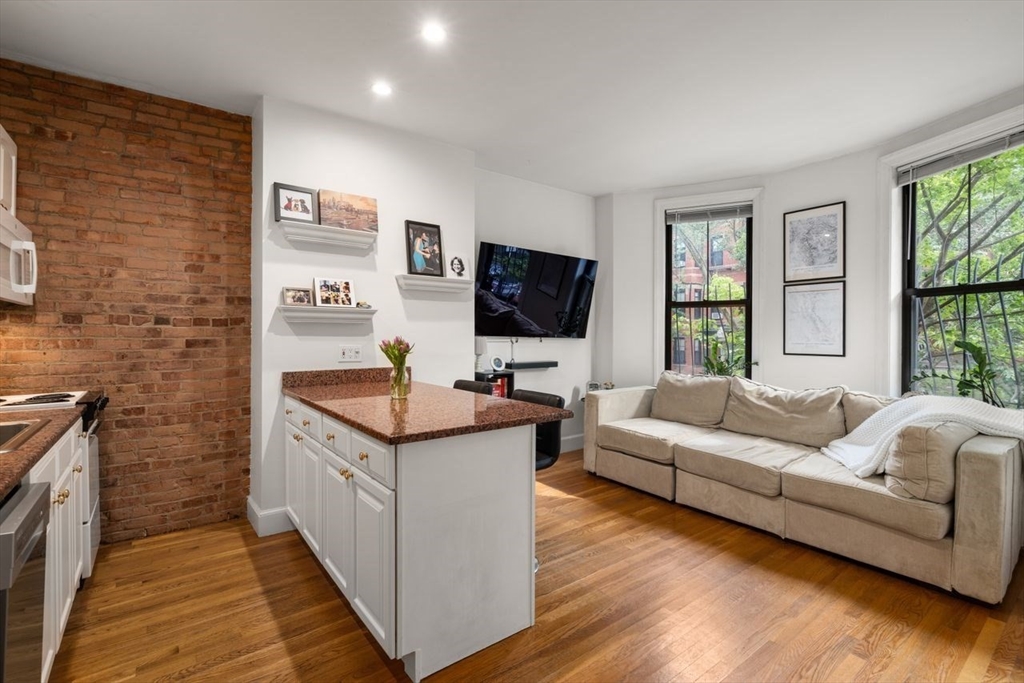 20 Concord Sq # 2