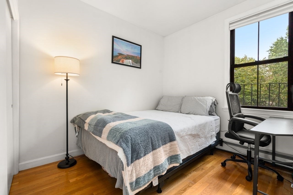 20 Concord Sq # 2