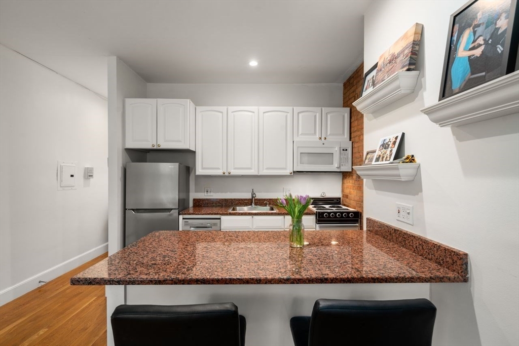 20 Concord Sq # 2