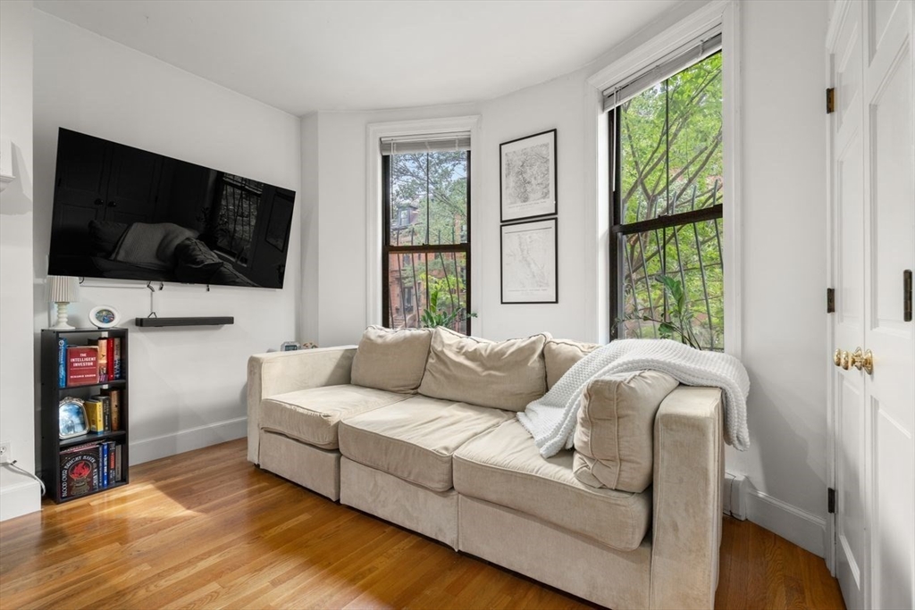 20 Concord Sq # 2