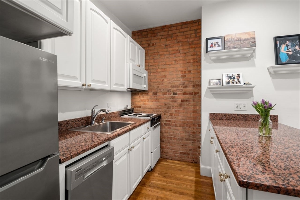 20 Concord Sq # 2