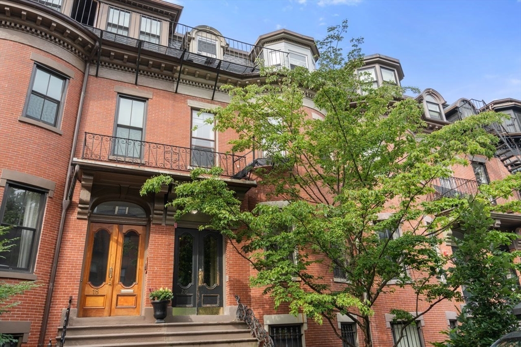 20 Concord Sq # 2