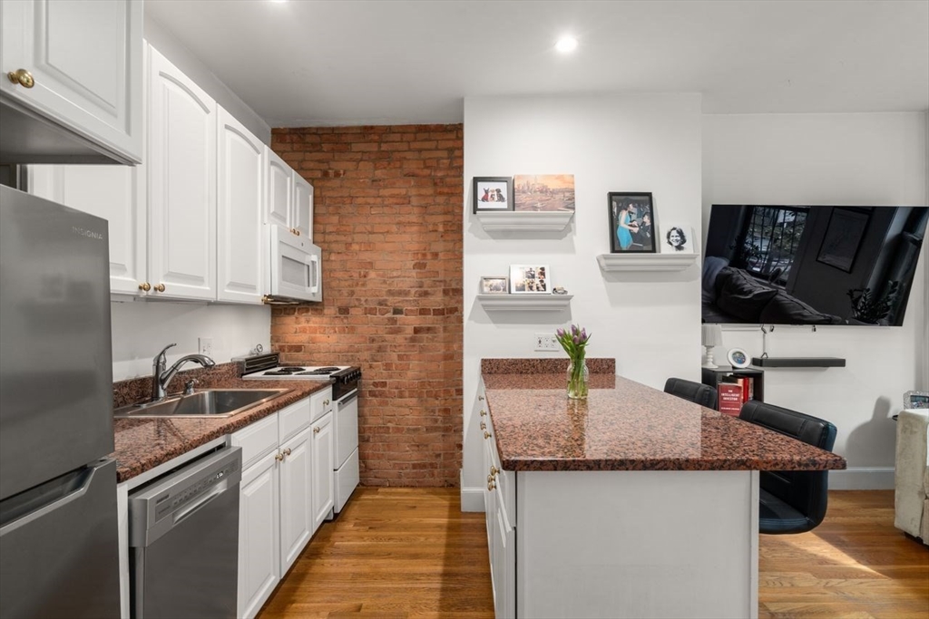 20 Concord Sq # 2