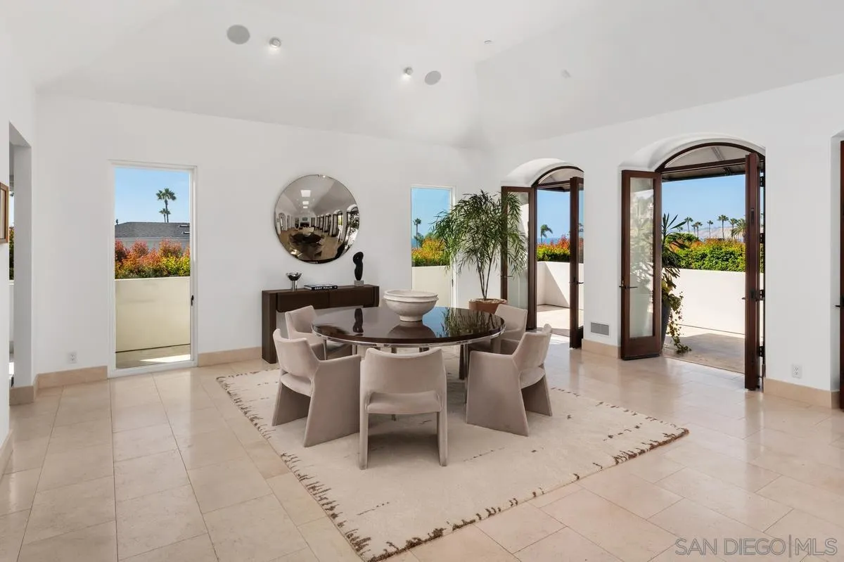 7970 Roseland Dr