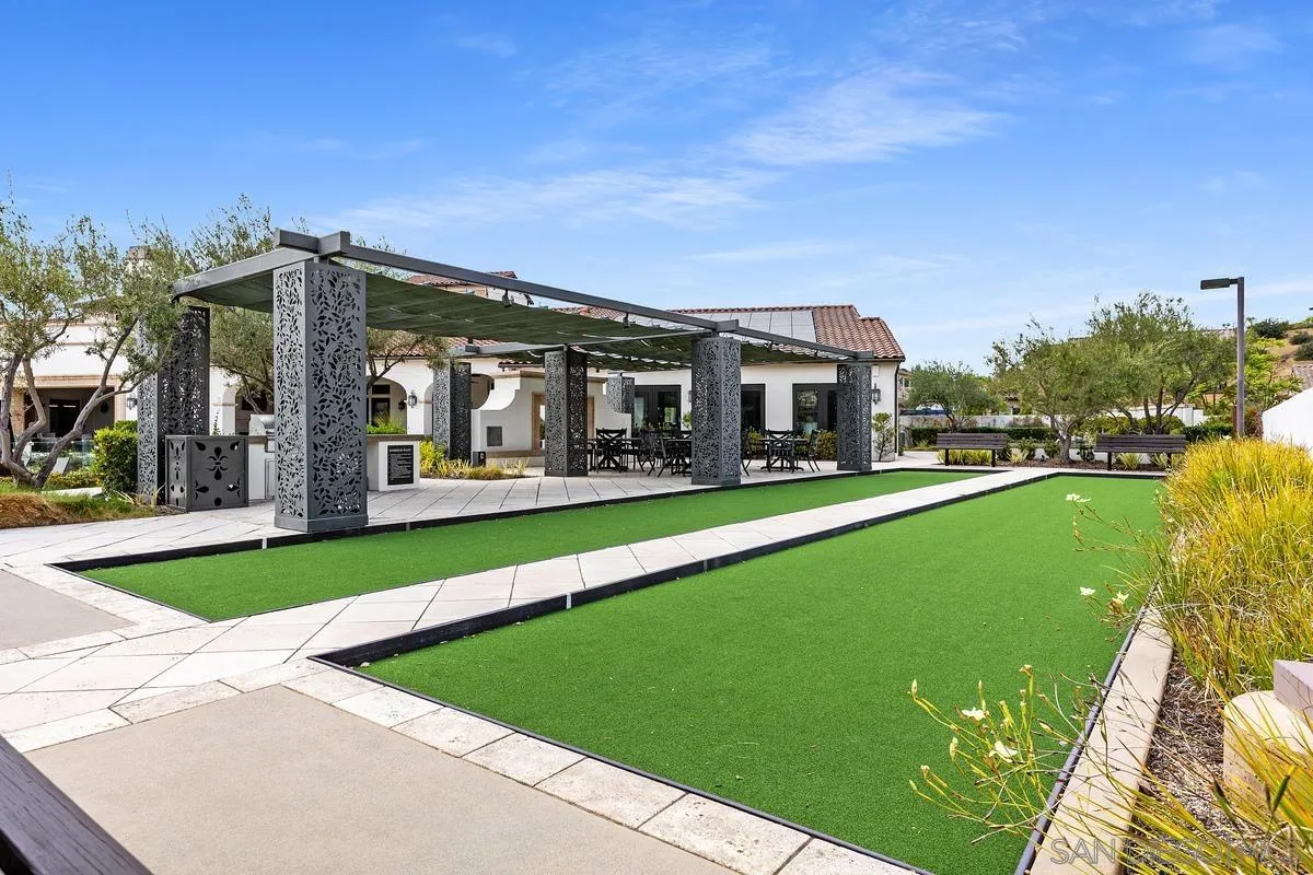 8169 Auberge Cir