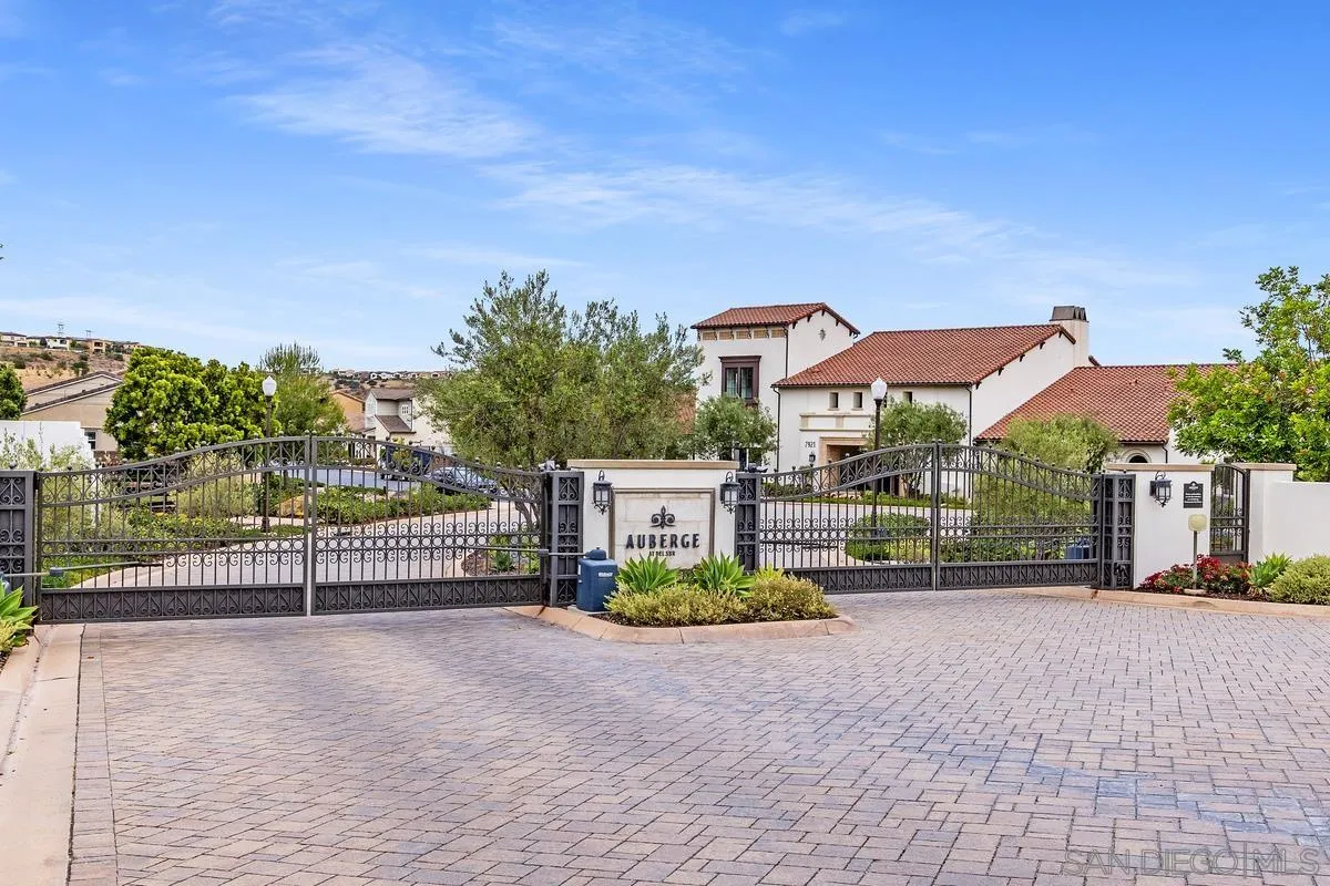8169 Auberge Cir