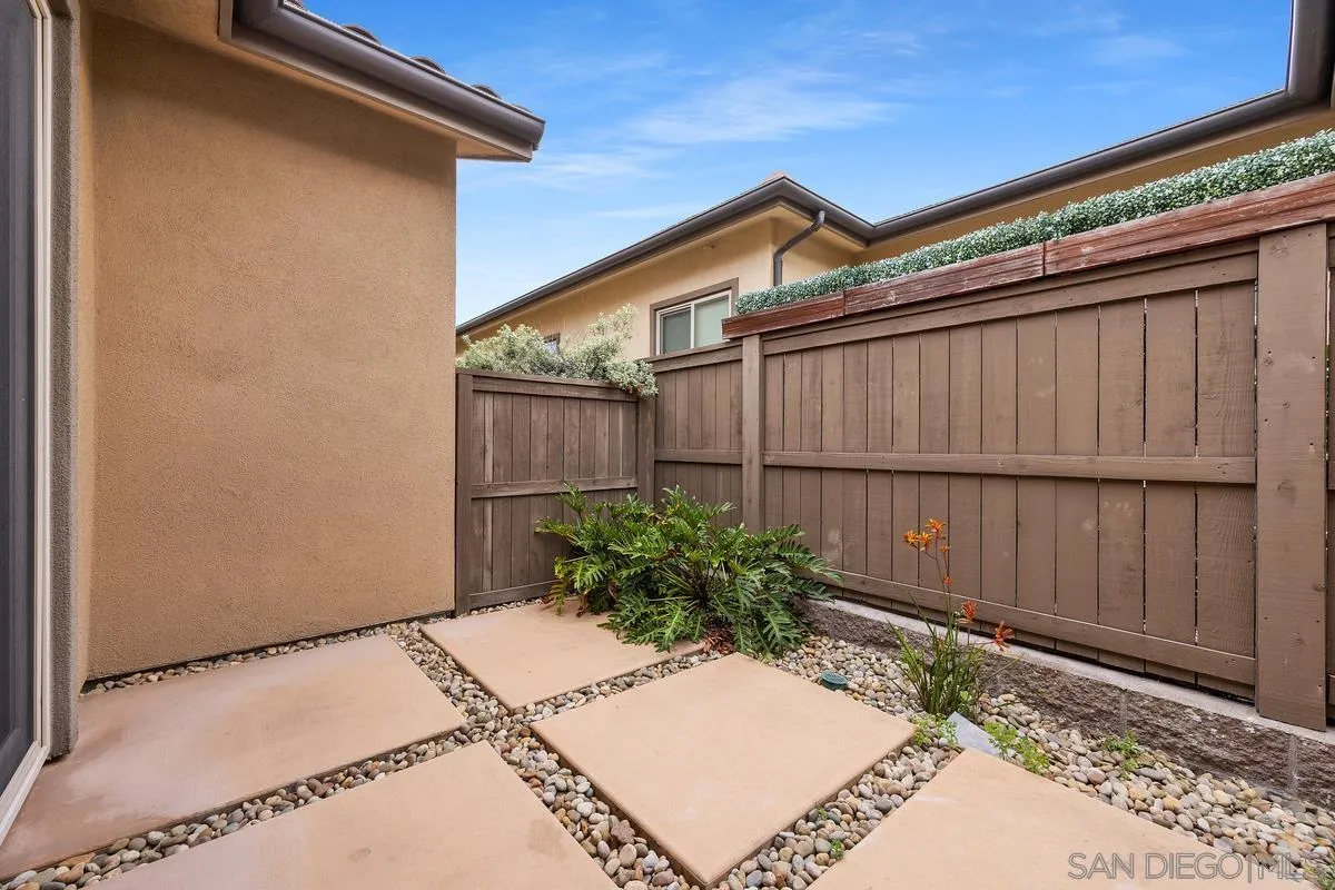 8169 Auberge Cir