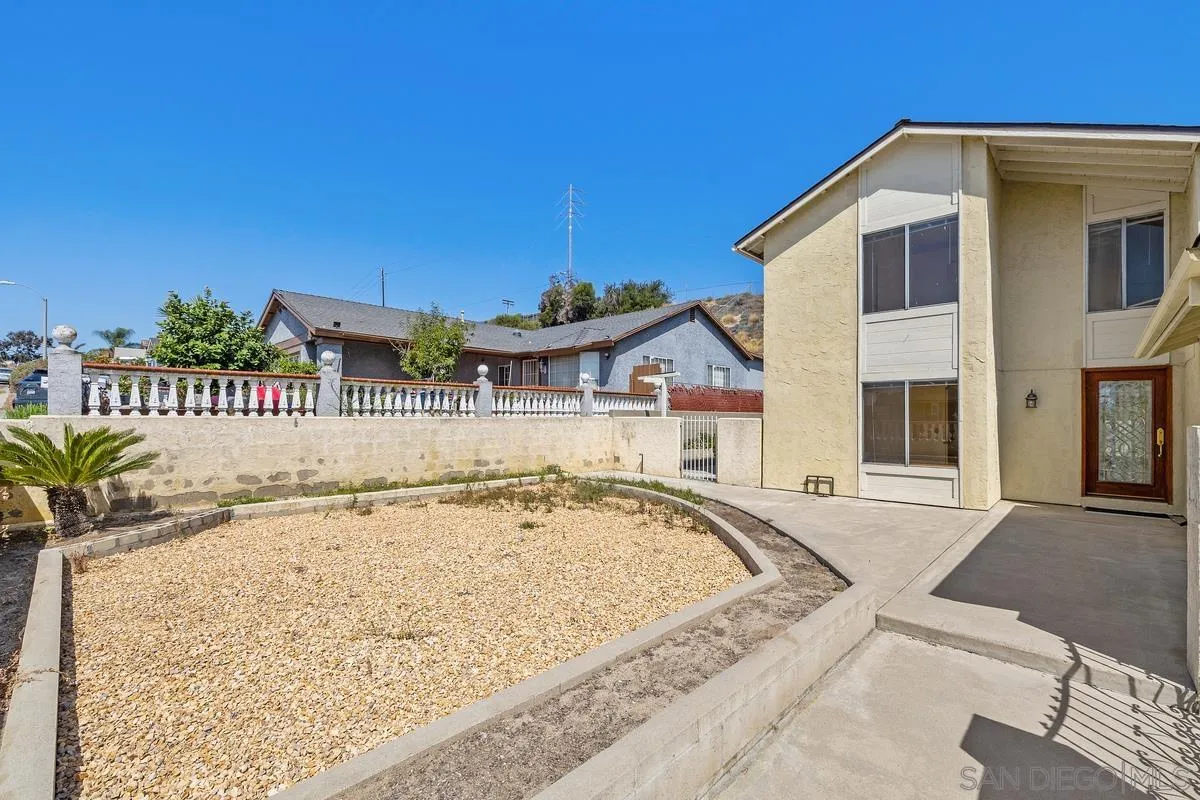 6144 Daisy Ave