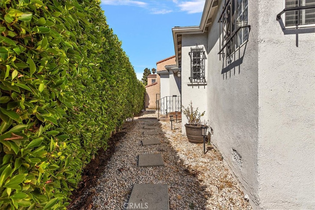 2820 S La Brea Avenue