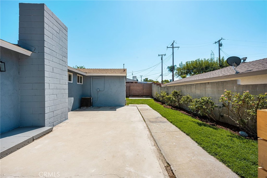 5724 N Galanto Avenue