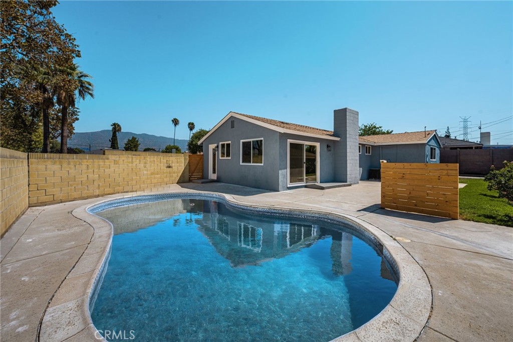 5724 N Galanto Avenue