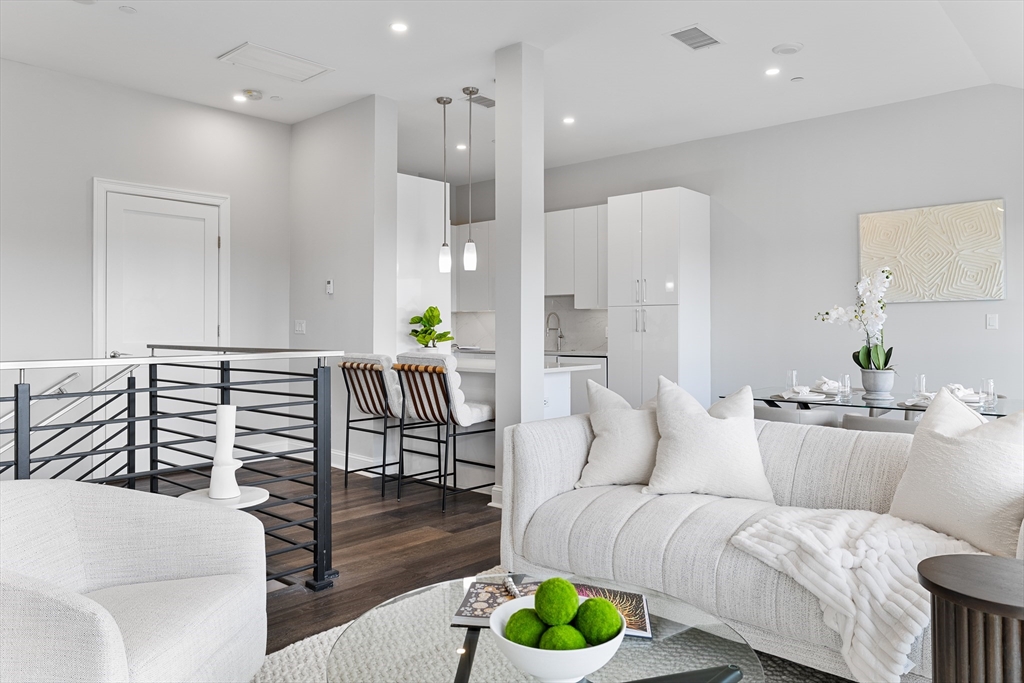 771 Harrison Ave Unit: PH612
