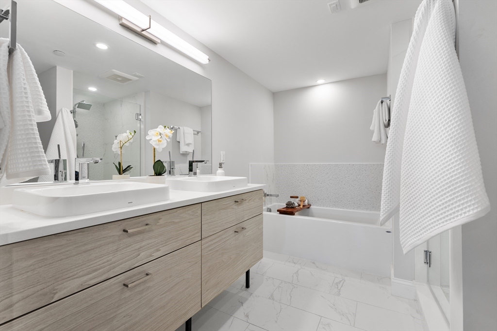 771 Harrison Ave Unit: PH612