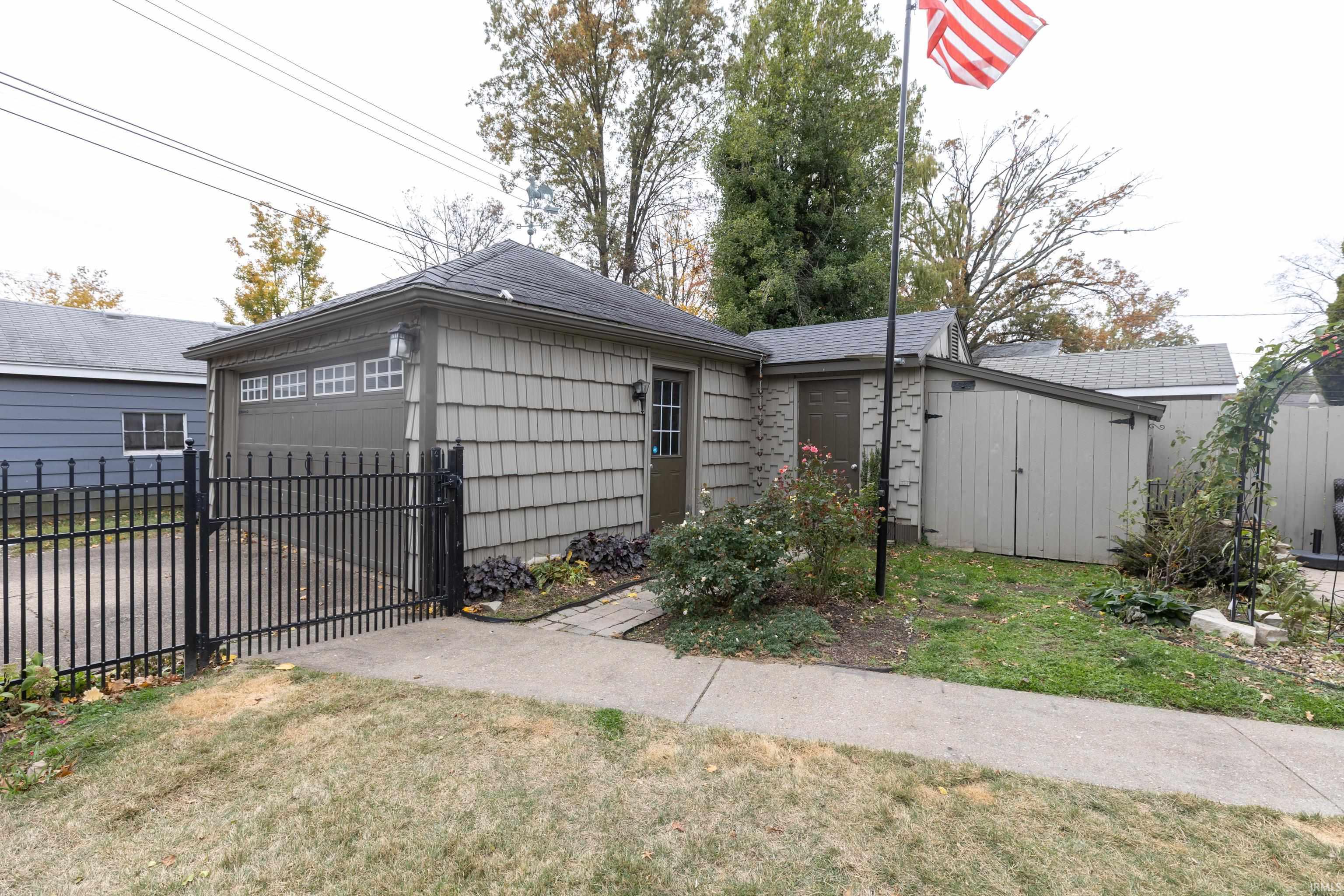 2913 E Mulberry Street