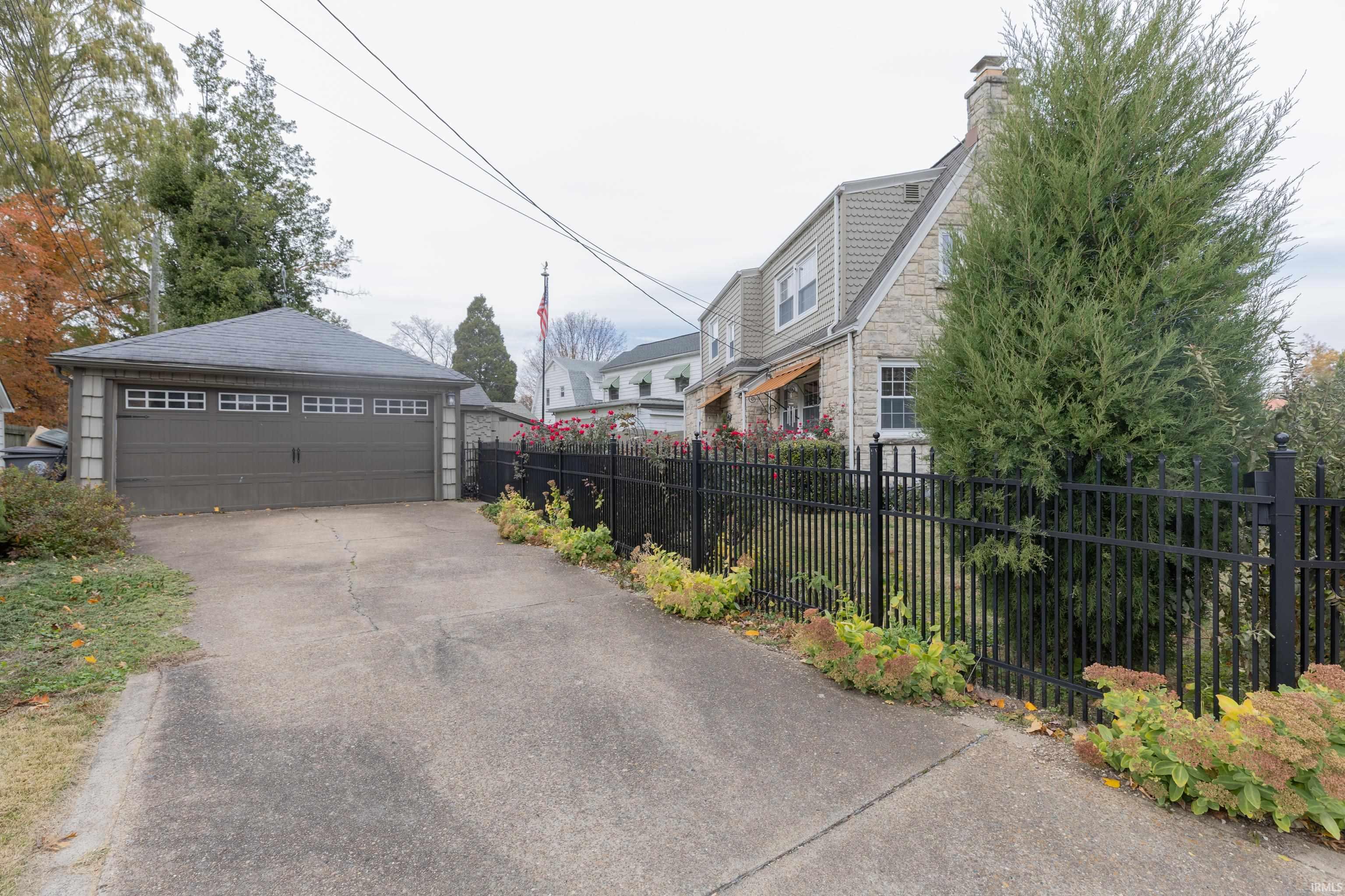 2913 E Mulberry Street