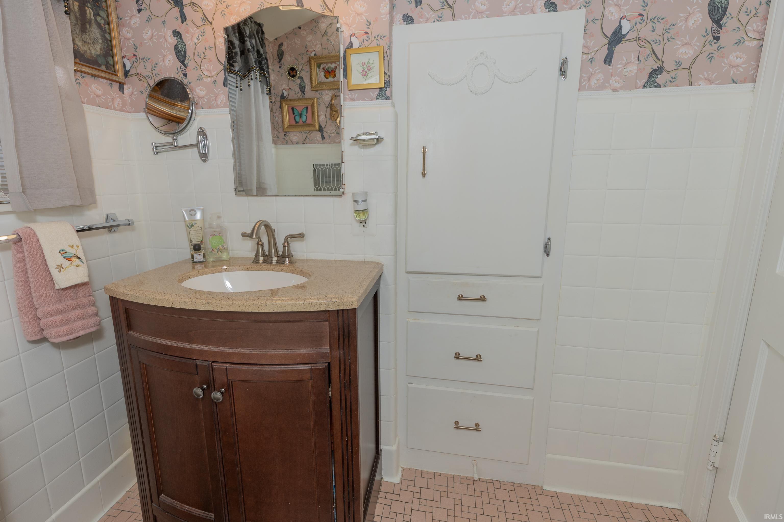 2913 E Mulberry Street