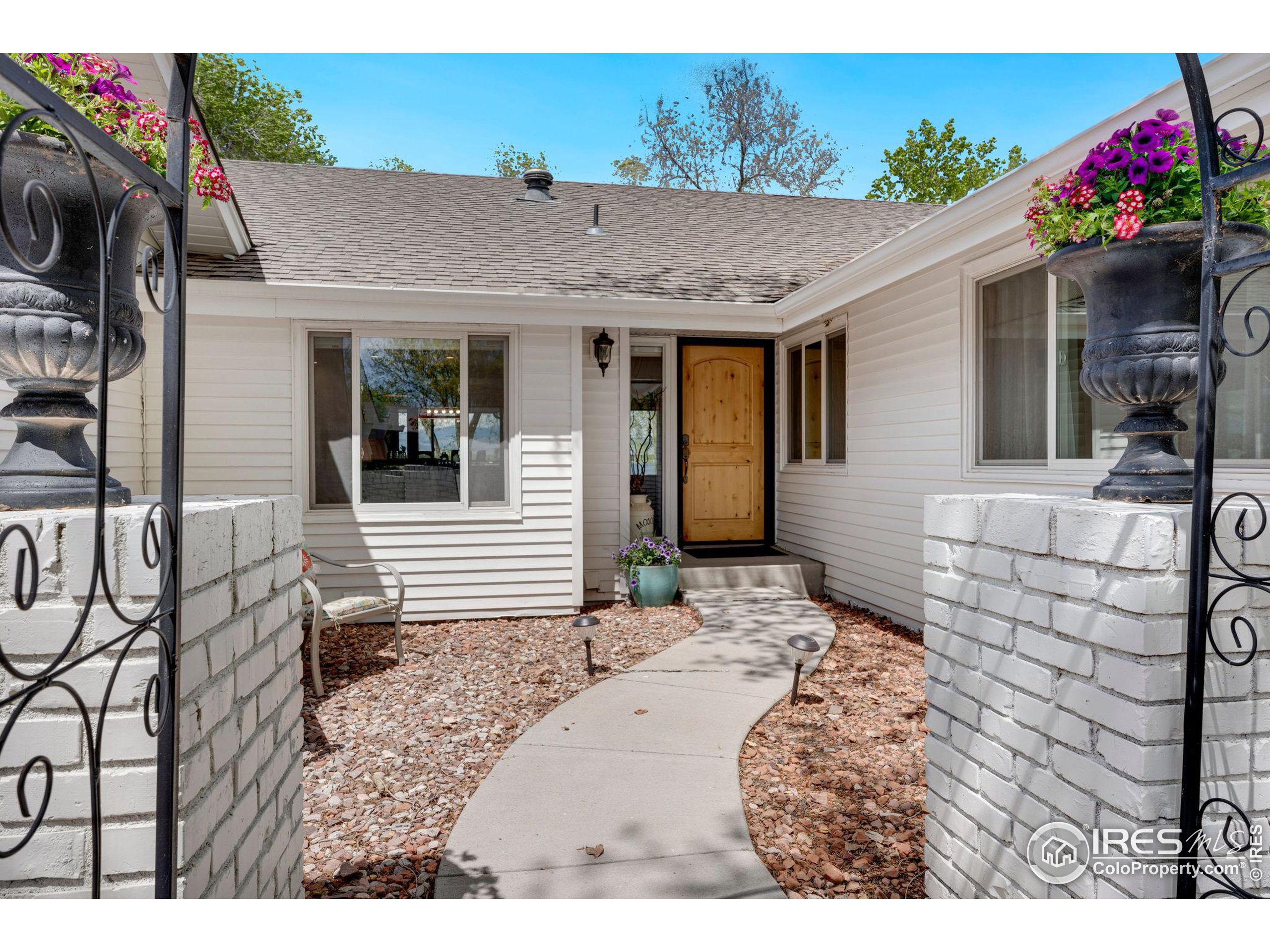 2713 Valley Oak Dr