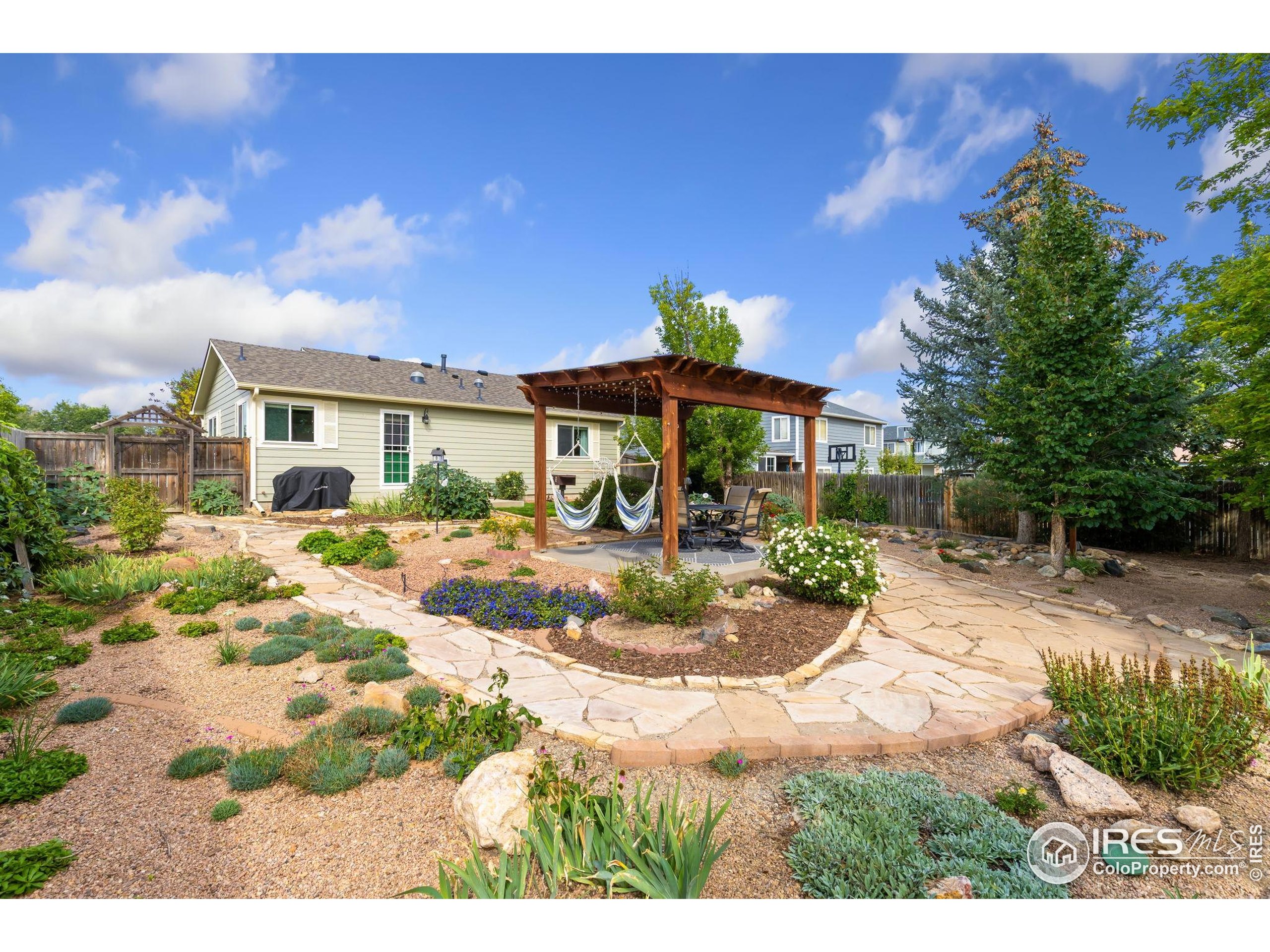 1091 S Olive Ave