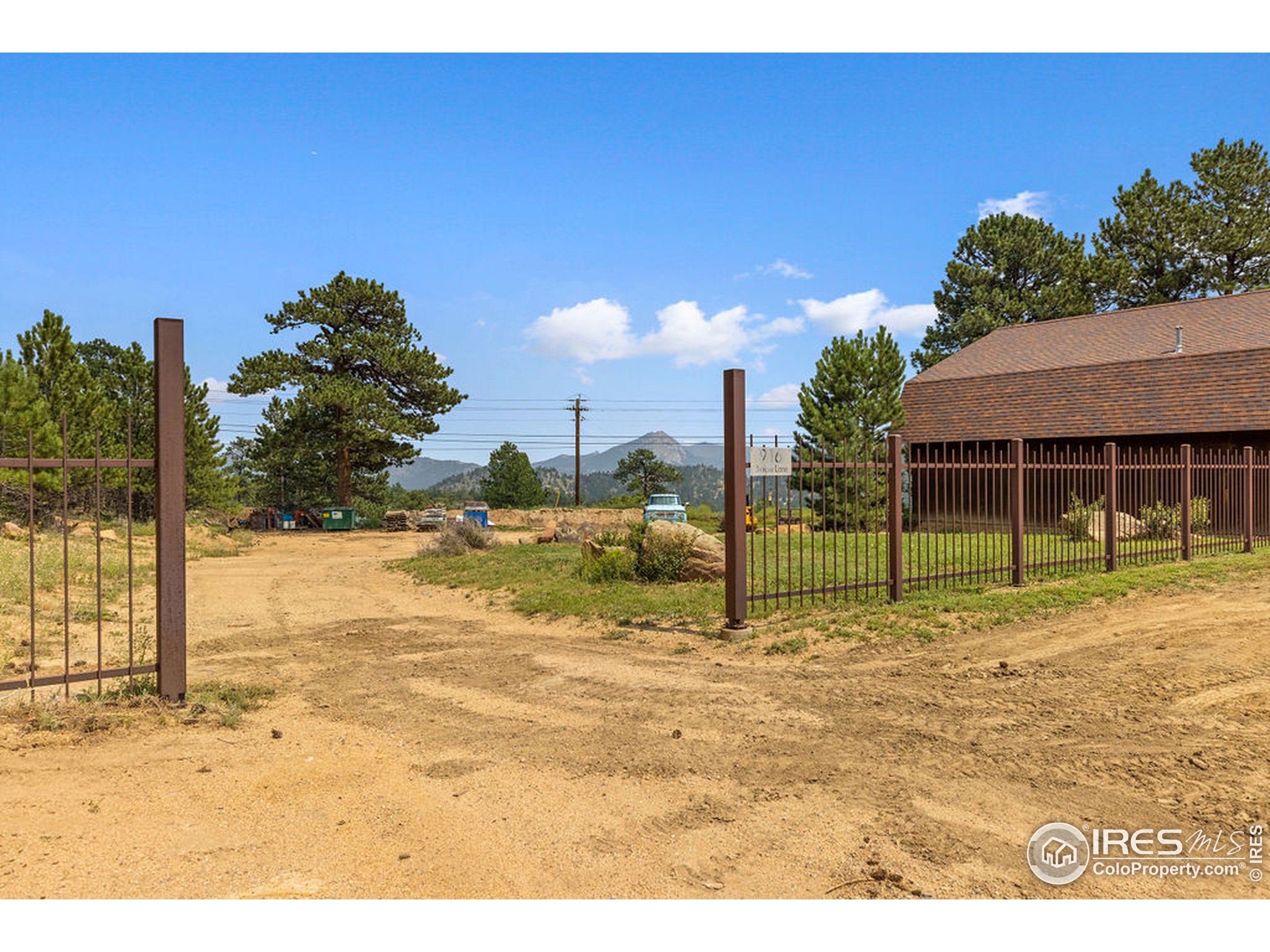 916 Juniper Ln