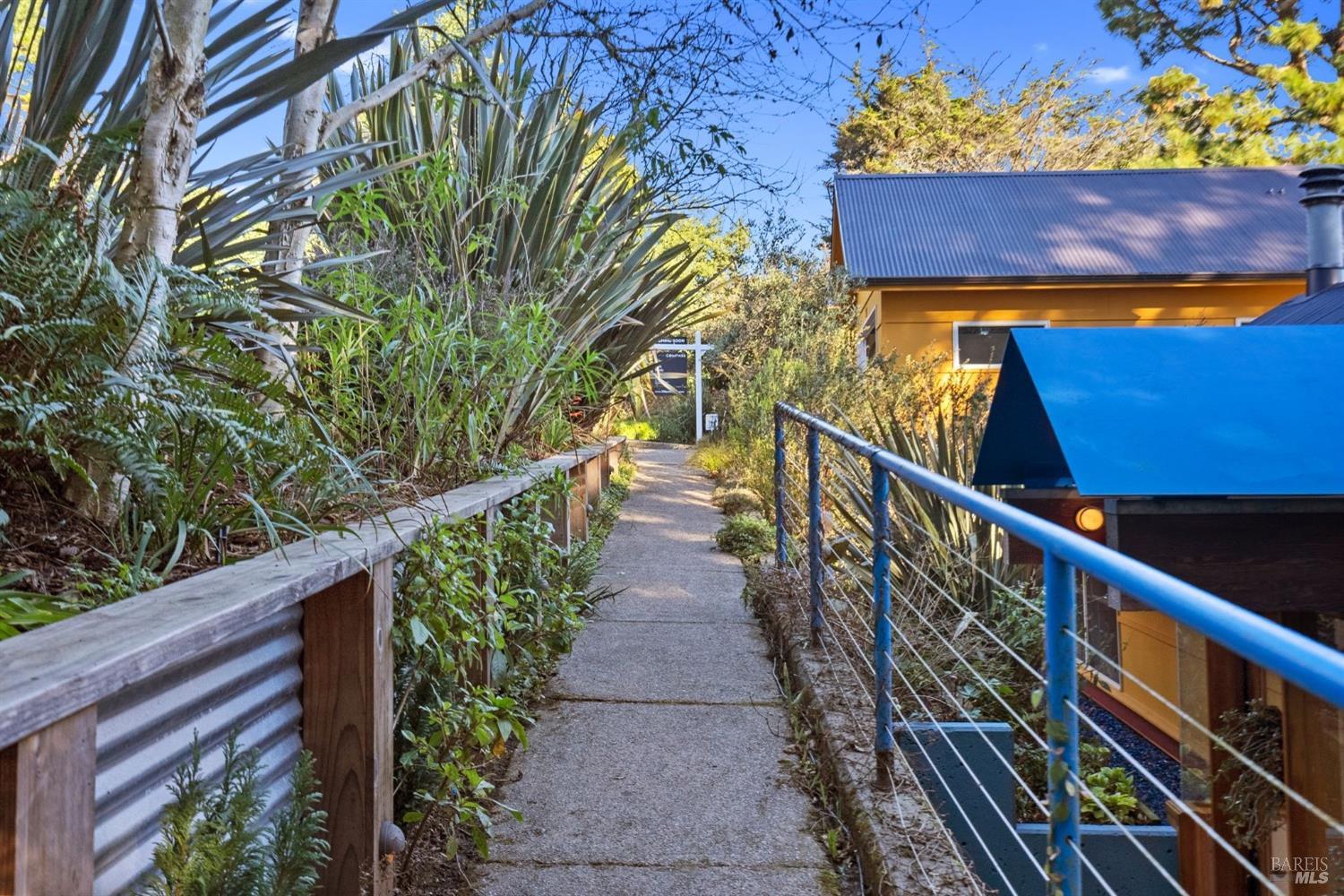 328 Panoramic Highway