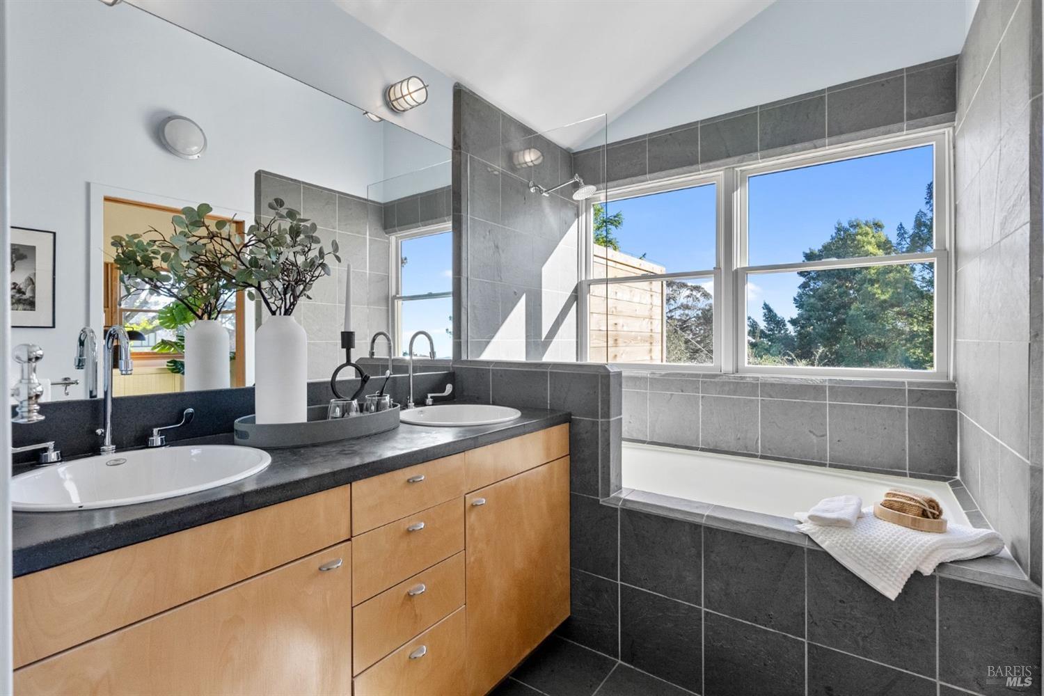 328 Panoramic Highway