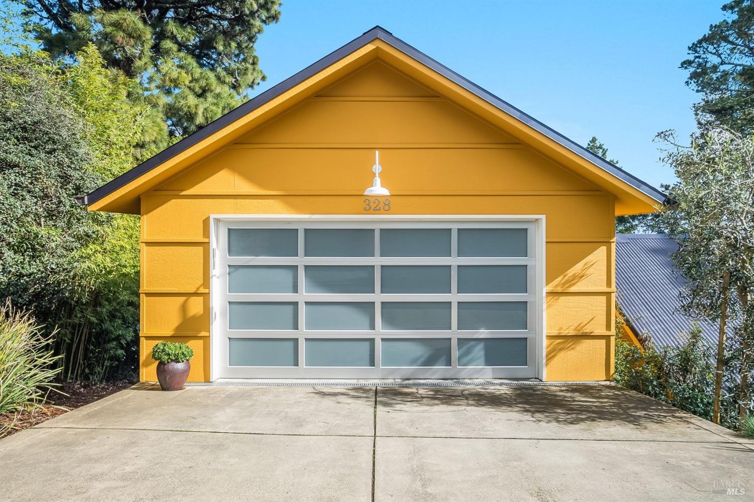 328 Panoramic Highway