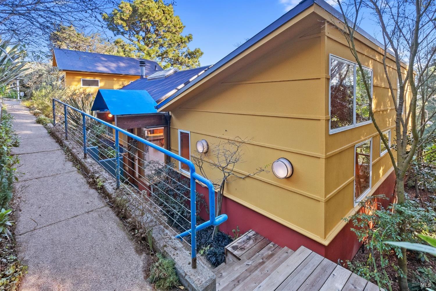 328 Panoramic Highway