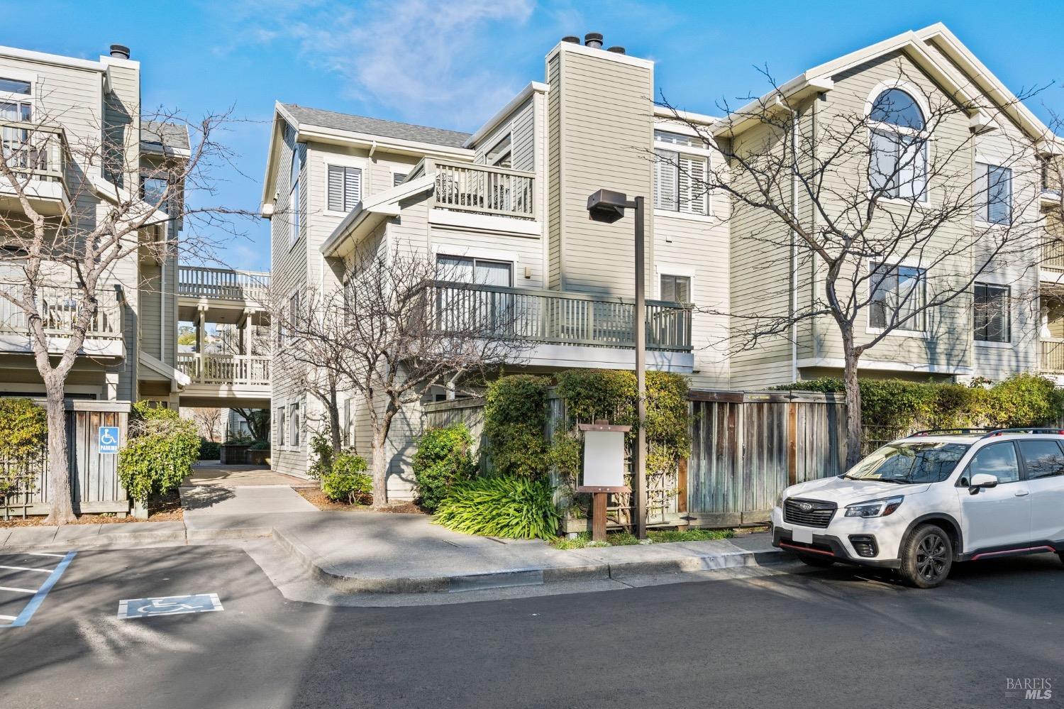 113 Eucalyptus Knoll St