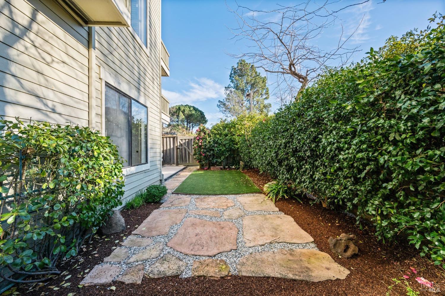 113 Eucalyptus Knoll St