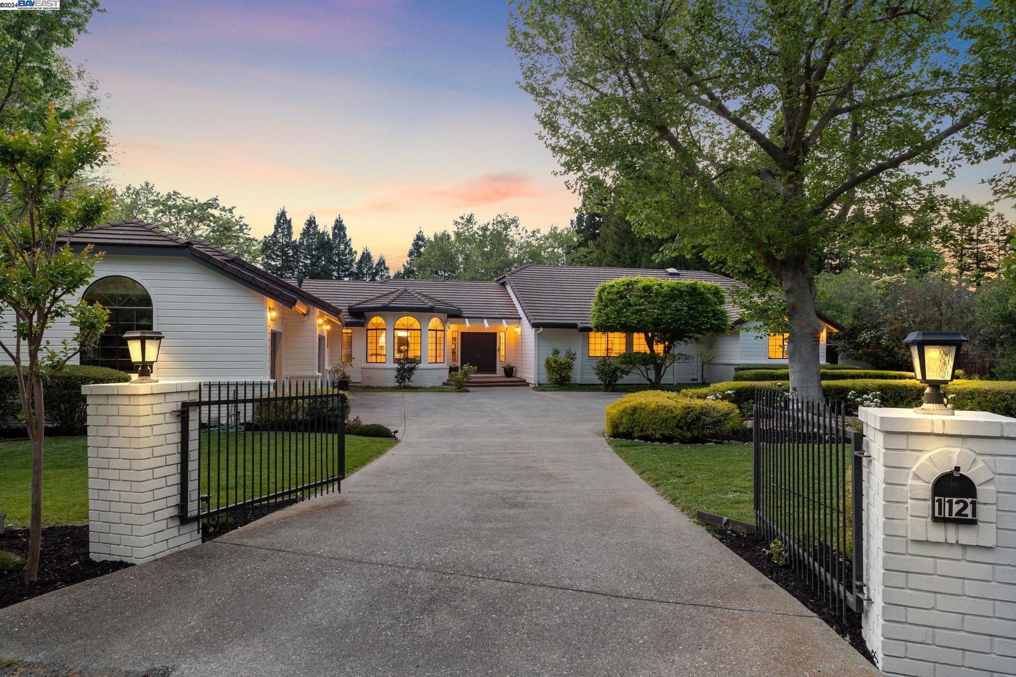 1121 Douglas Ct