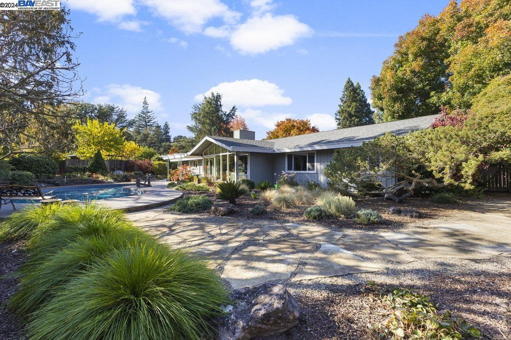 10 Corwin Dr.