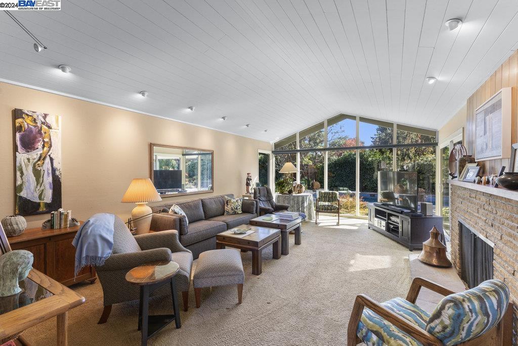 10 Corwin Dr.