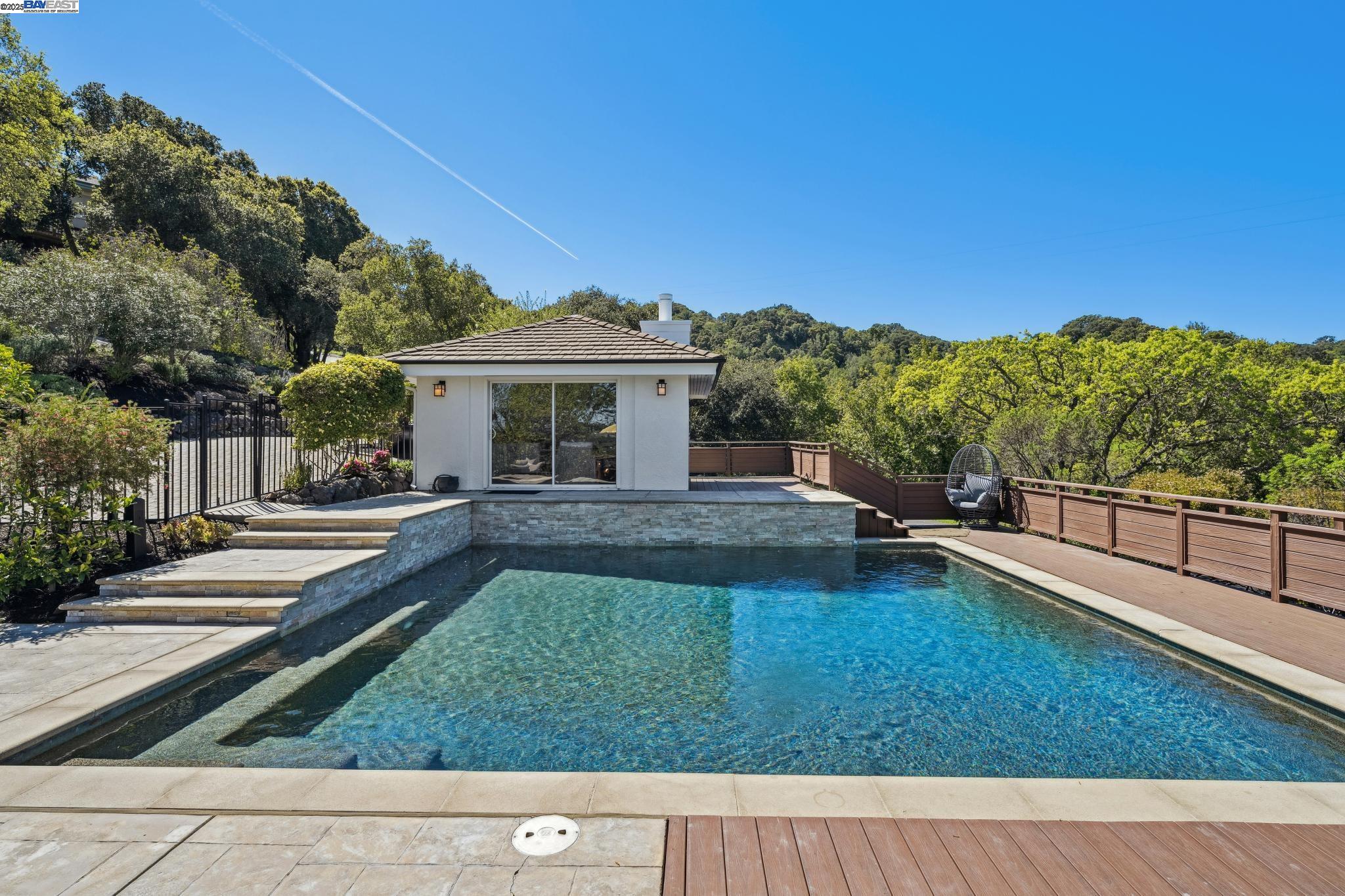 11 Leslyn Lane