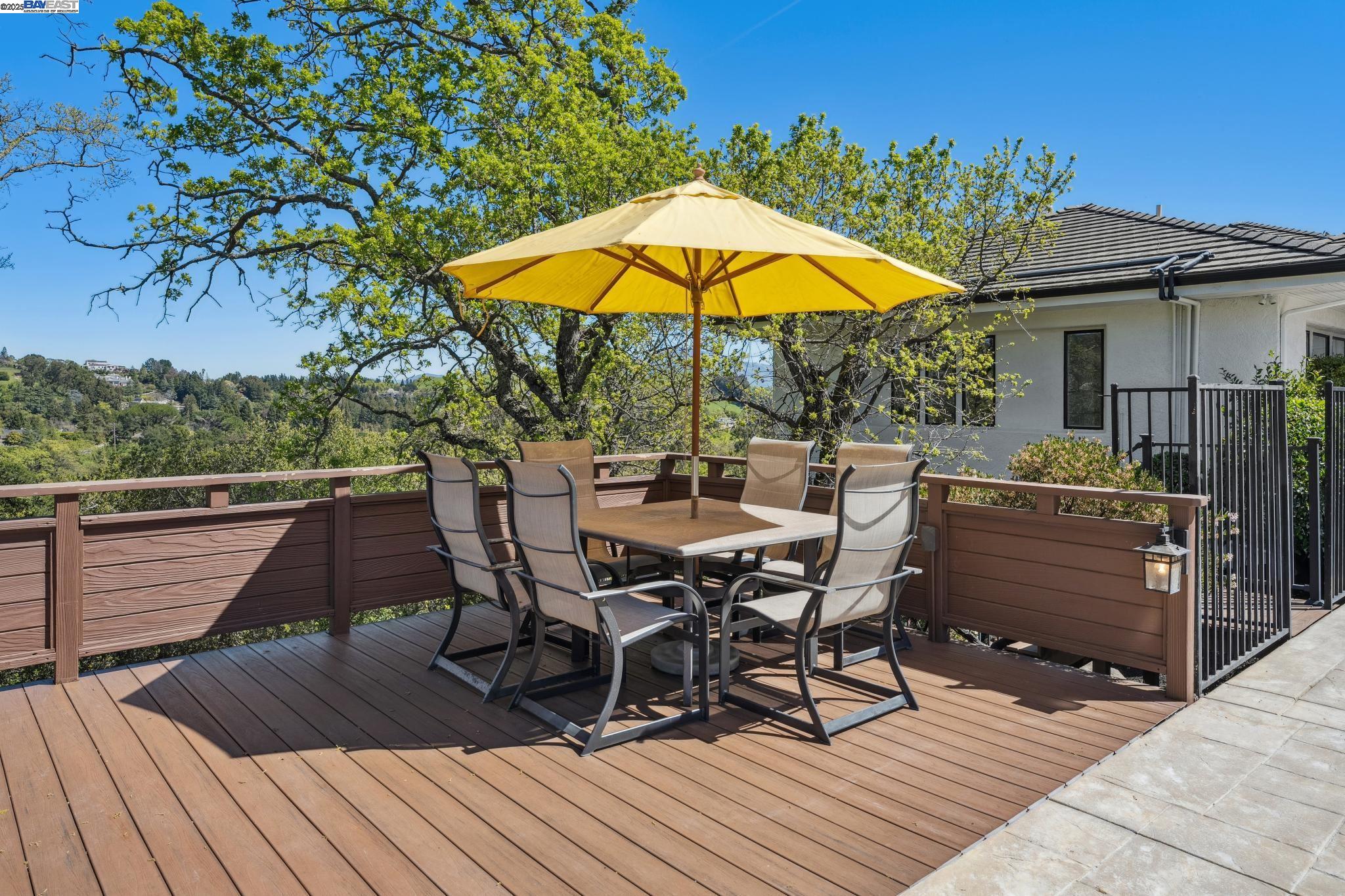 11 Leslyn Lane