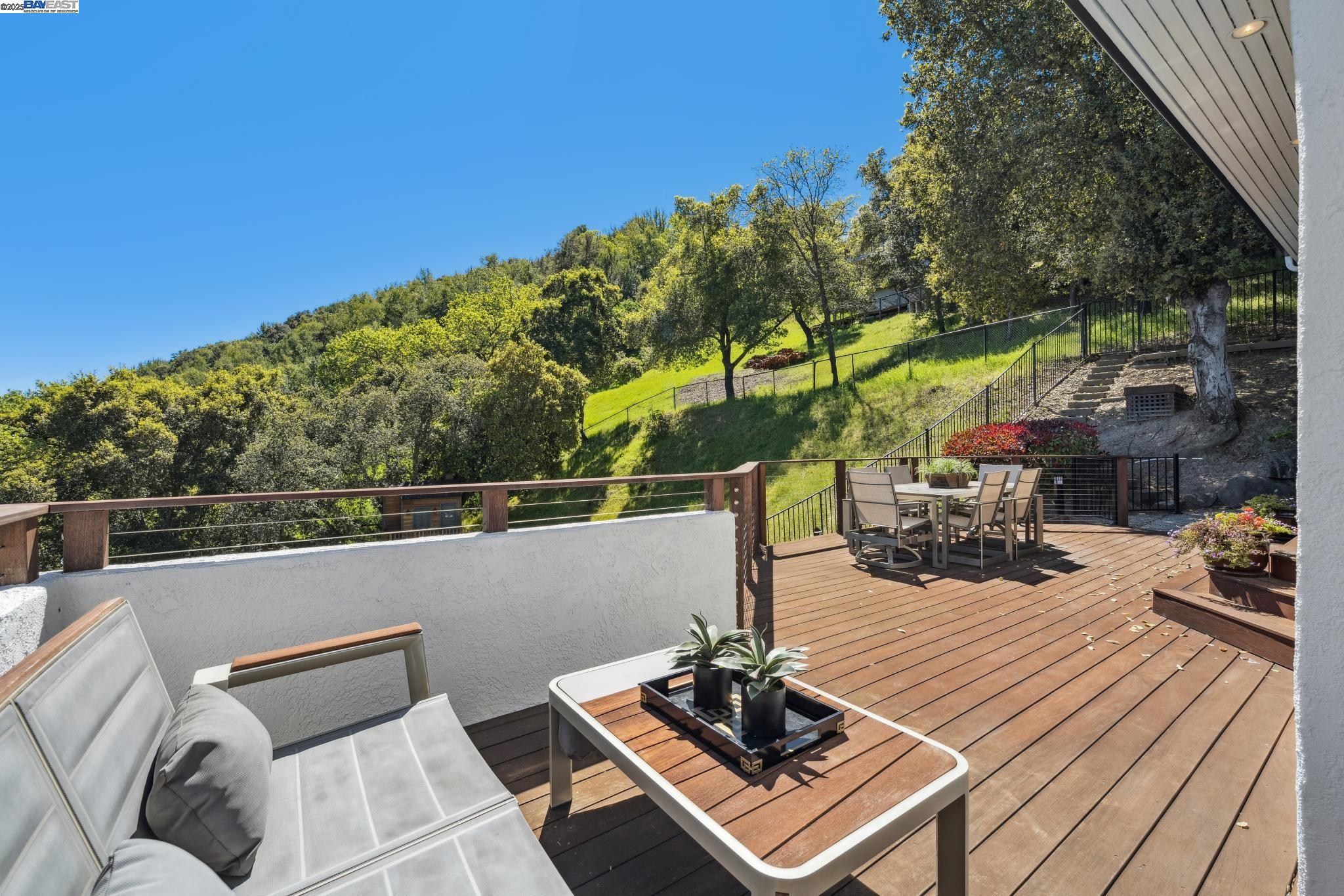 11 Leslyn Lane