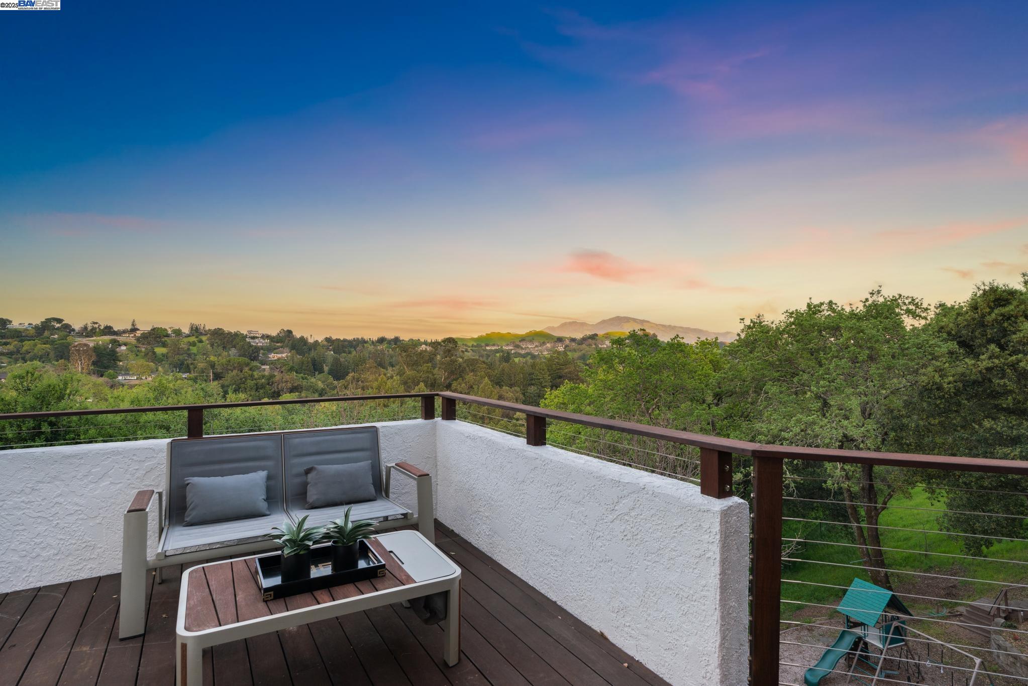 11 Leslyn Lane