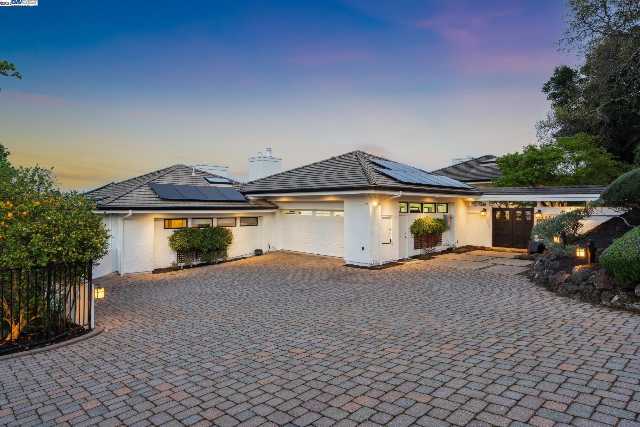 11 Leslyn Lane