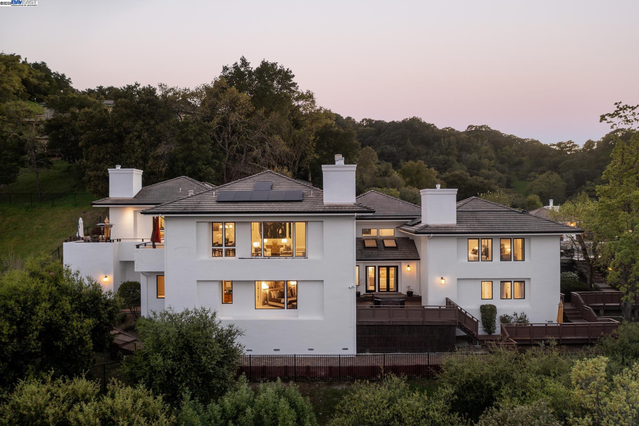 11 Leslyn Lane