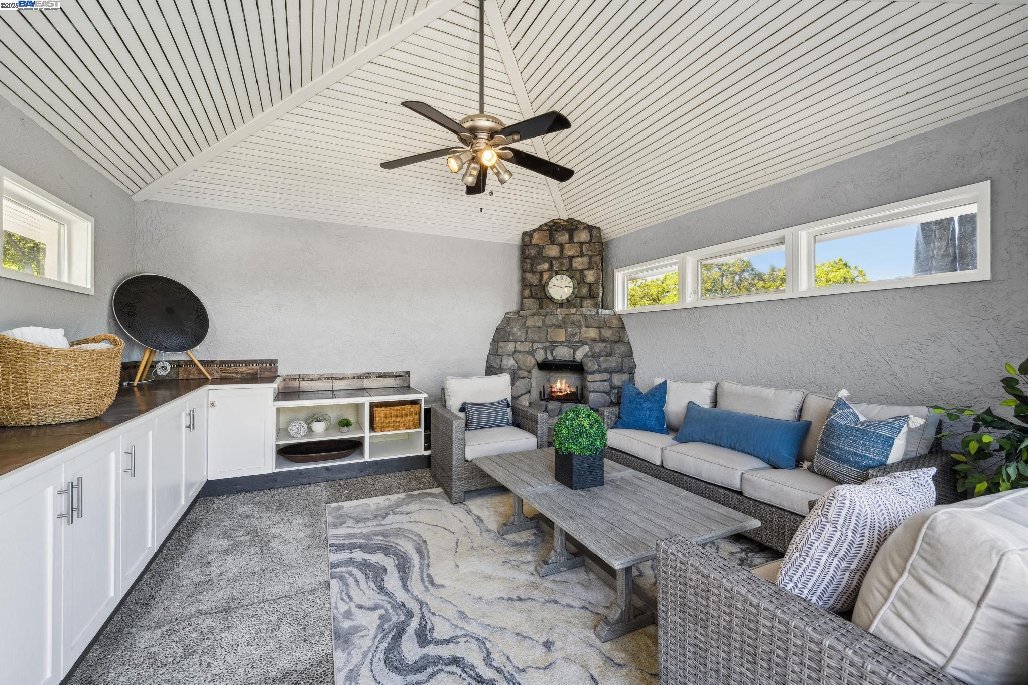11 Leslyn Lane