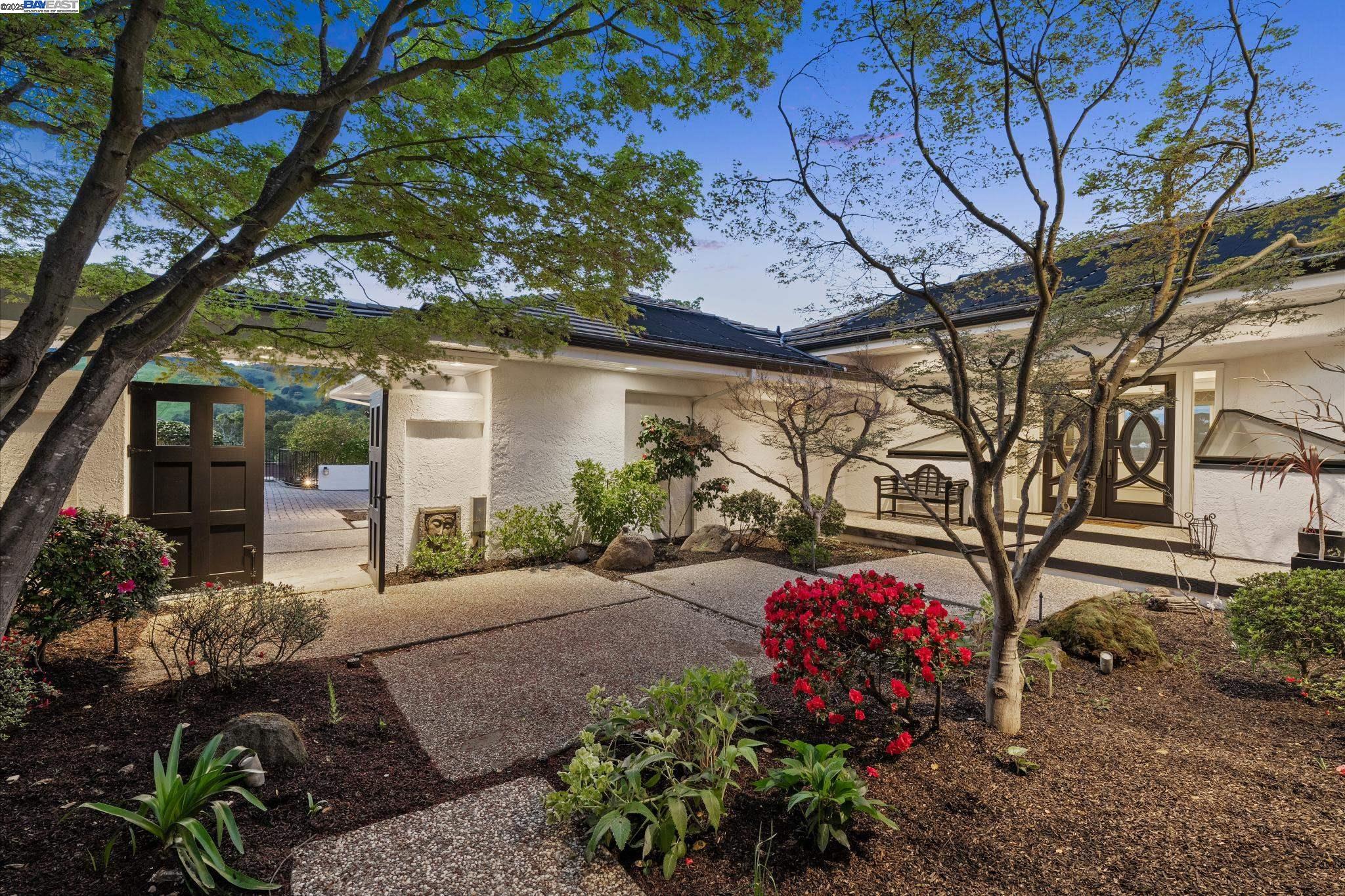 11 Leslyn Lane