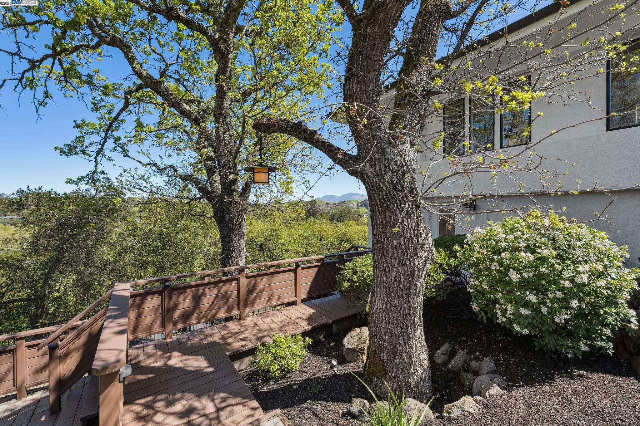 11 Leslyn Lane